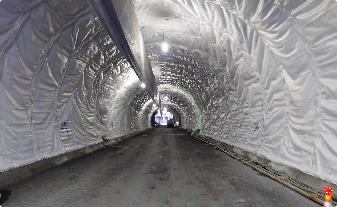 トンネル補修・補強工事の現場